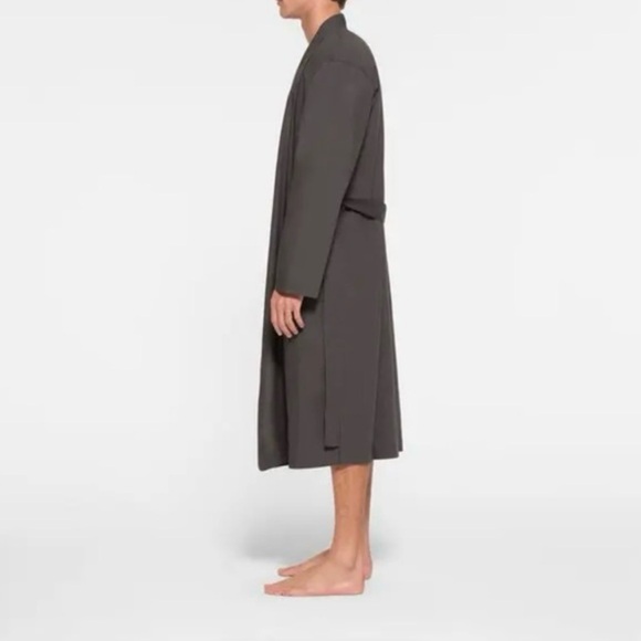 SKIMS Men’s Cotton Poplin Sleep Robe - Picture 3 of 5
